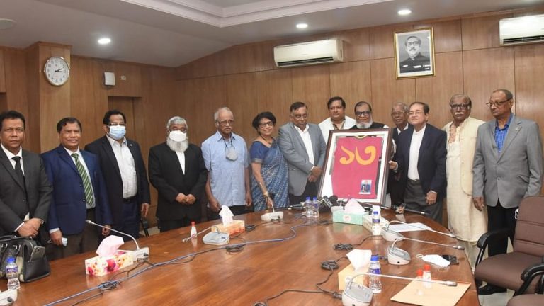 Liberation War Affairs Minister AKM Mozammel Haque handed over the jersey of Subhash Saha, one of the members of Swadhin Bangla Dal.