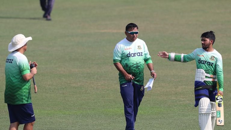 Muminul Haque with director Khaled Mahmood and coach Russell Domingo in the practice of Bangladesh team