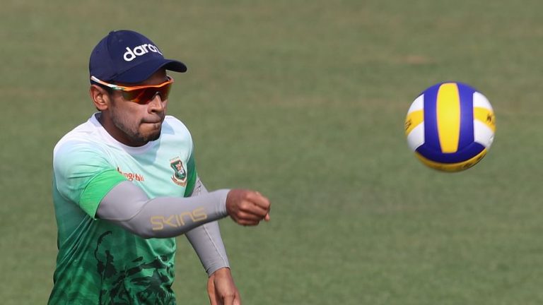 Mushfiqur arrives at Zahur Ahmed Chowdhury Stadium before Bangladesh team starts training tomorrow
