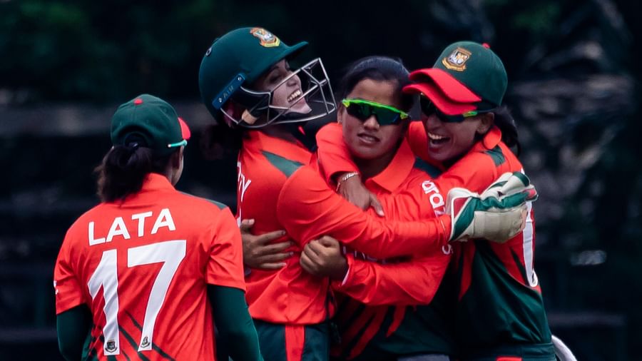 Two women cricketers returning to Zimbabwe have been attacked by Coroner Amicron