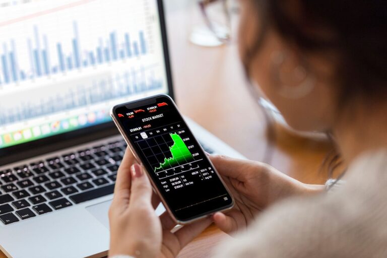 How to safely invest your money in stocks with little know-how